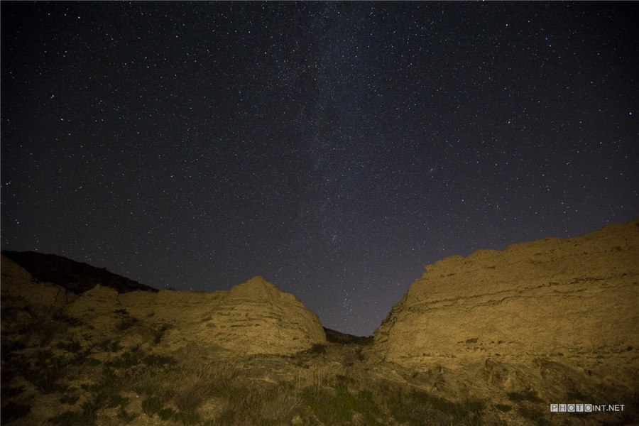 Photographer captures Great Wall at night