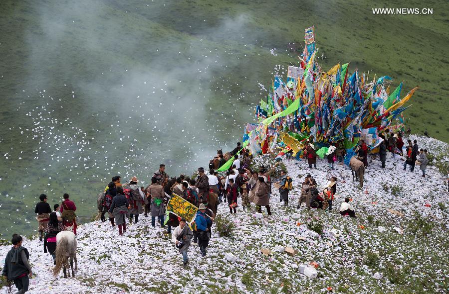 People of Tibetan ethnic group celebrate Burning Offerings Festival in SW China