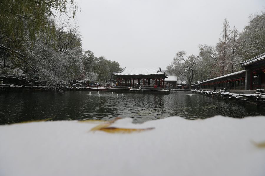 Snowfall brings beauty in Beijing winter