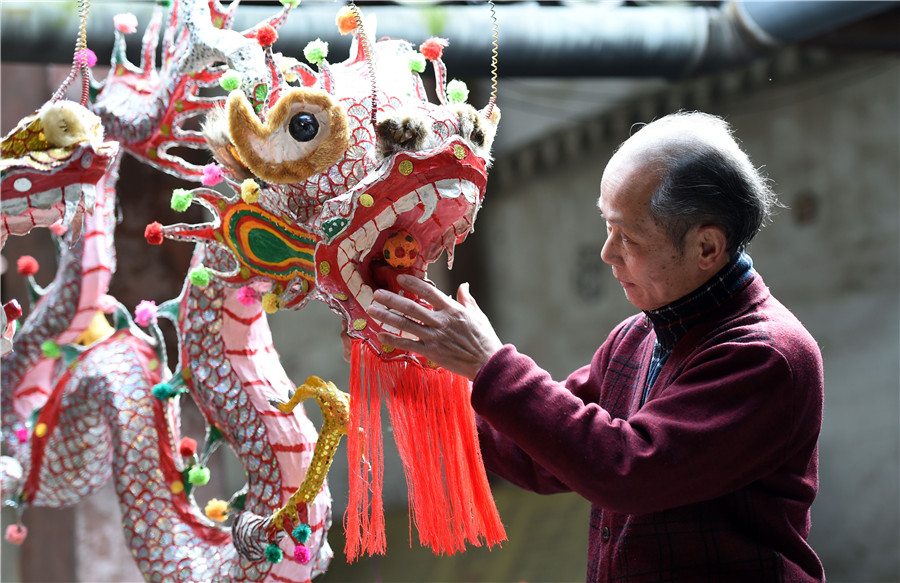 62-year-old folk artist carries on firecracker dragon lantern in Guangxi