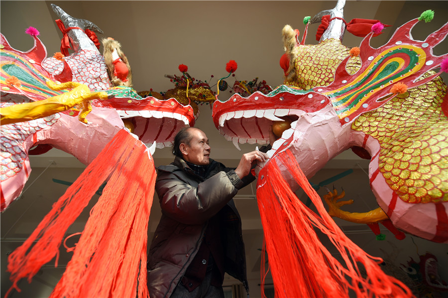 62-year-old folk artist carries on firecracker dragon lantern in Guangxi