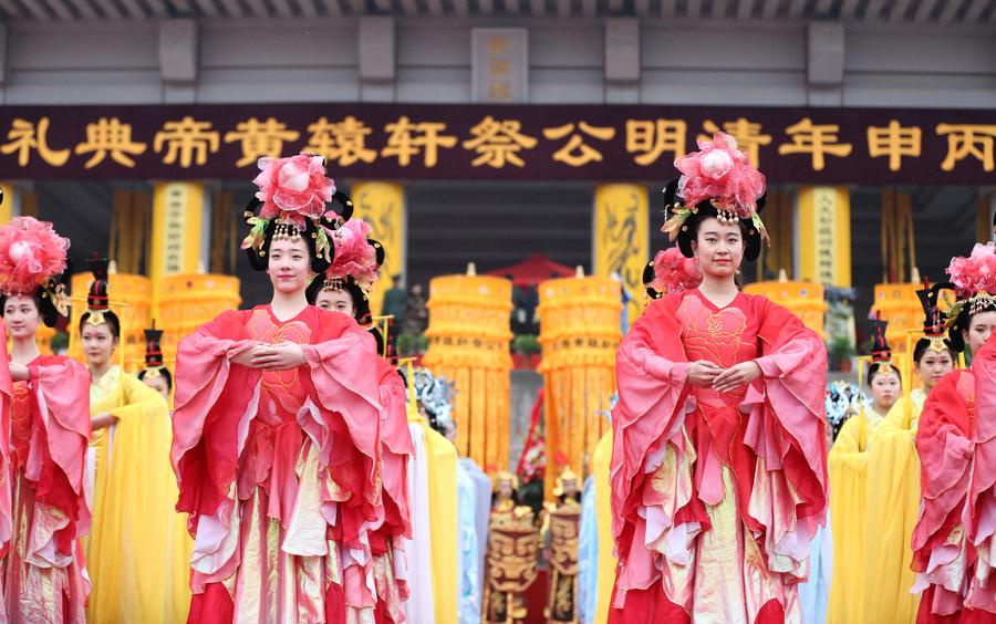 Thousands pay tribute to Yellow Emperor on Tomb Sweeping Day