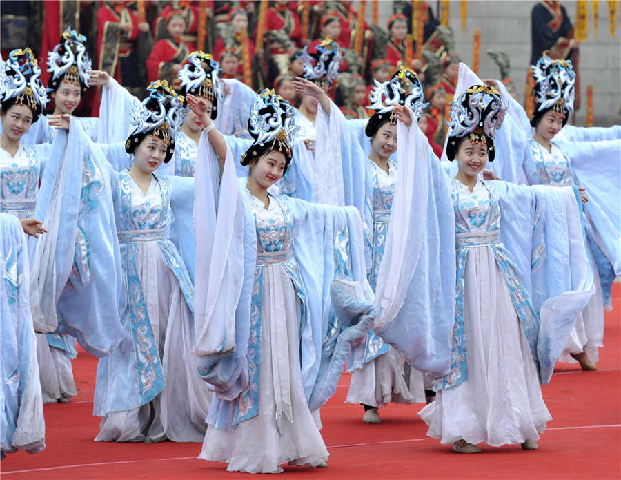 Thousands pay tribute to Yellow Emperor on Tomb Sweeping Day