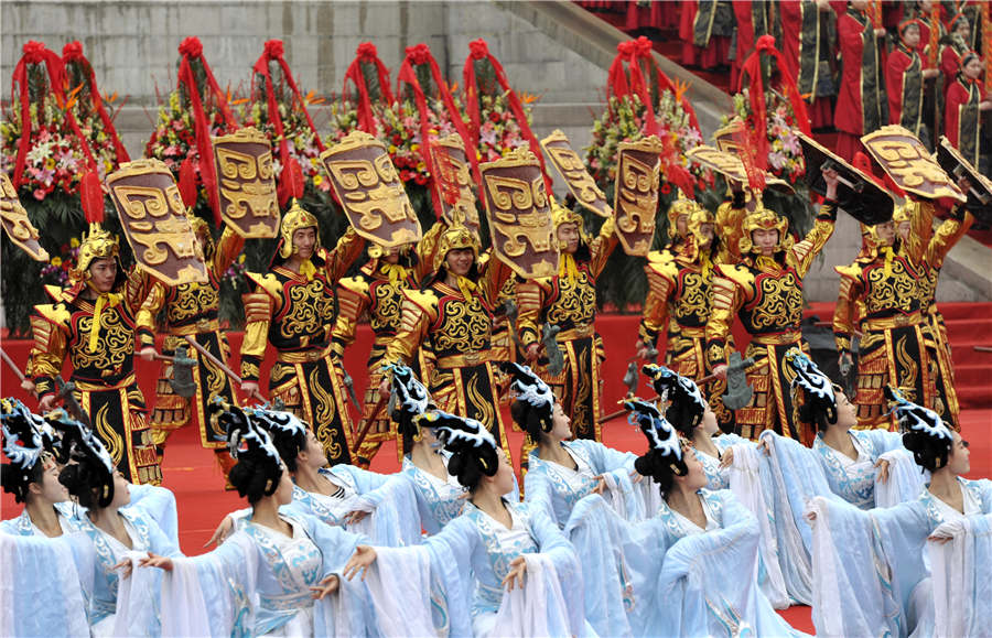 Thousands pay tribute to Yellow Emperor on Tomb Sweeping Day