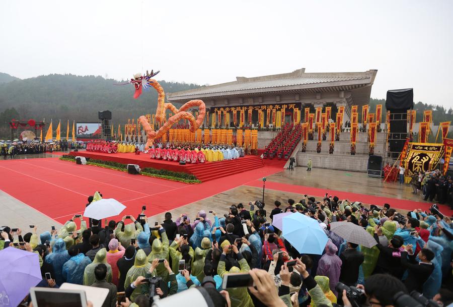 Thousands pay tribute to Yellow Emperor on Tomb Sweeping Day