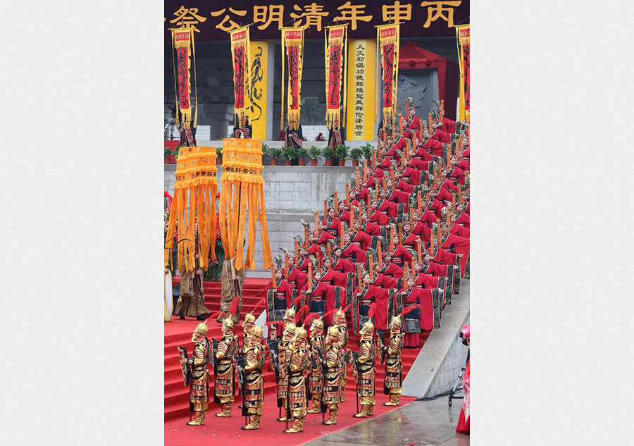 Thousands pay tribute to Yellow Emperor on Tomb Sweeping Day