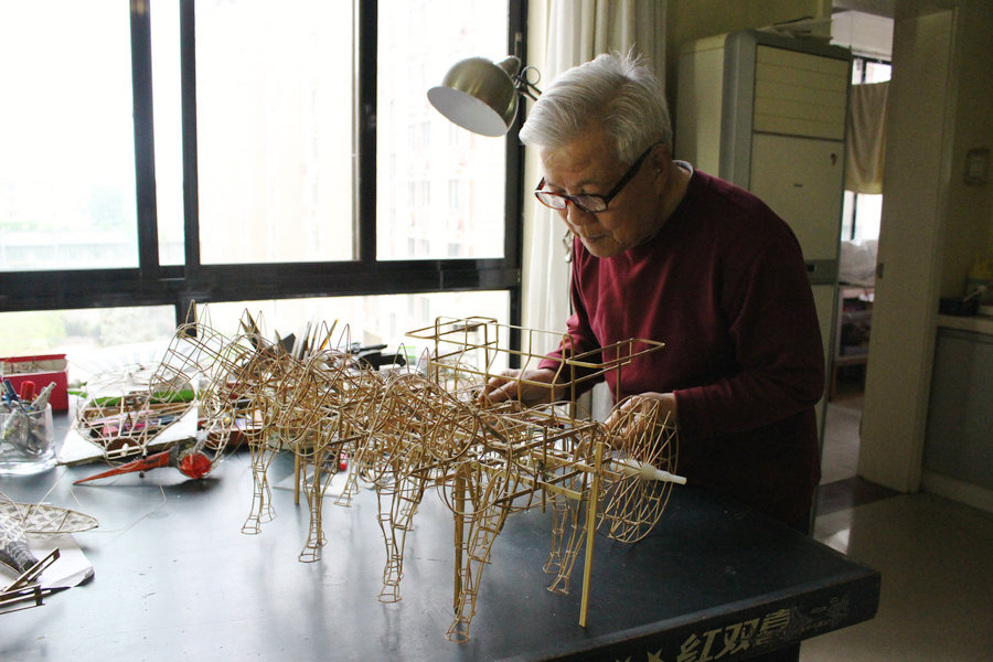 A 75-year-old kite runner in west China's Shaanxi