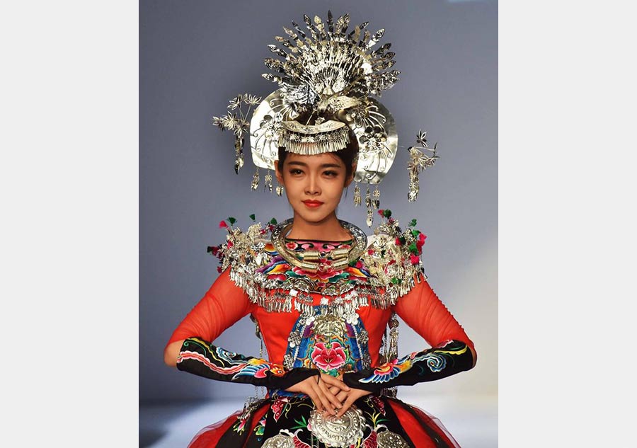 Chinese folk costumes show opens in Beijing