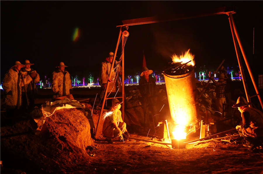 Molten metal sparks of Dashuhua entertain summer audiences