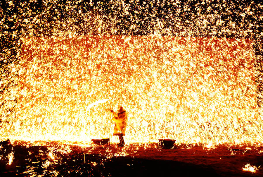 Molten metal sparks of Dashuhua entertain summer audiences