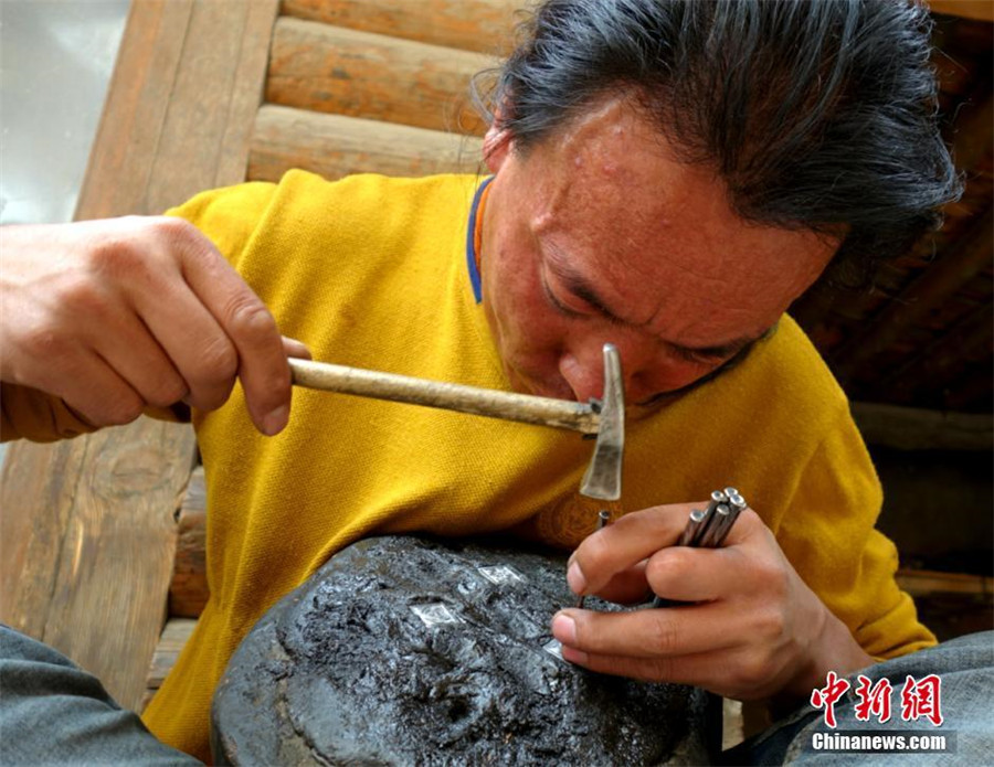 Traditional Tibetan handicrafts kept alive in SW China