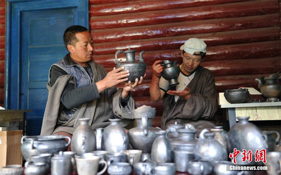 Traditional Tibetan handicrafts kept alive in SW China