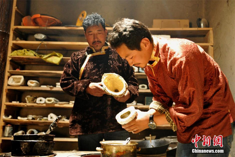 Traditional Tibetan handicrafts kept alive in SW China