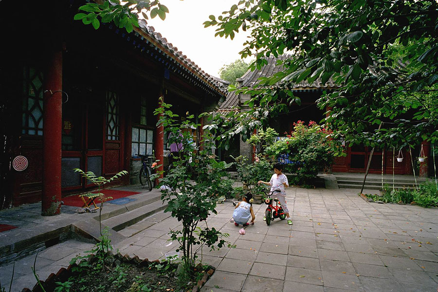 Photo exhibition narrates charm of old Beijing