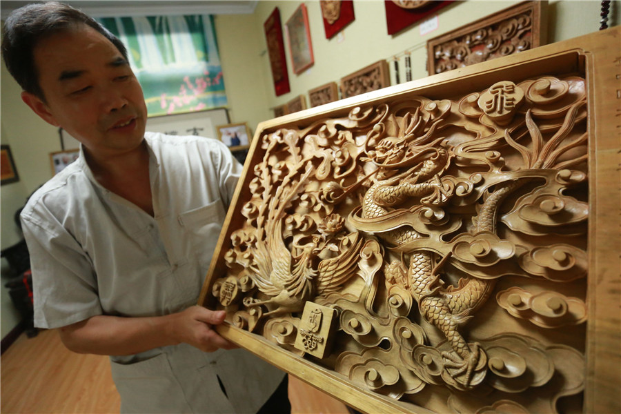 Inheritor of Songshan wood carving in C China