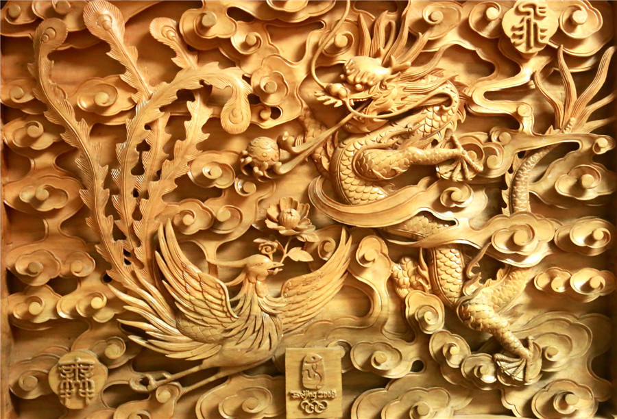 Inheritor of Songshan wood carving in C China