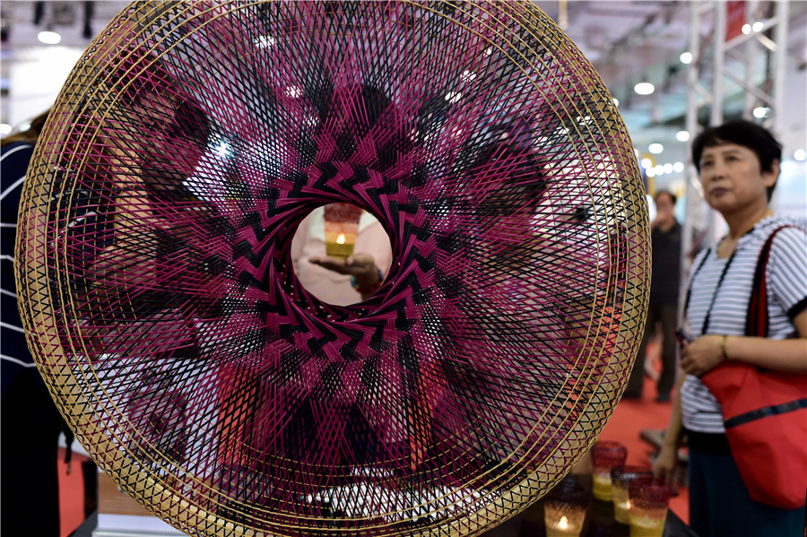 People view handicrafts at 4th China Intangible Cultural Heritage Expo in Jinan