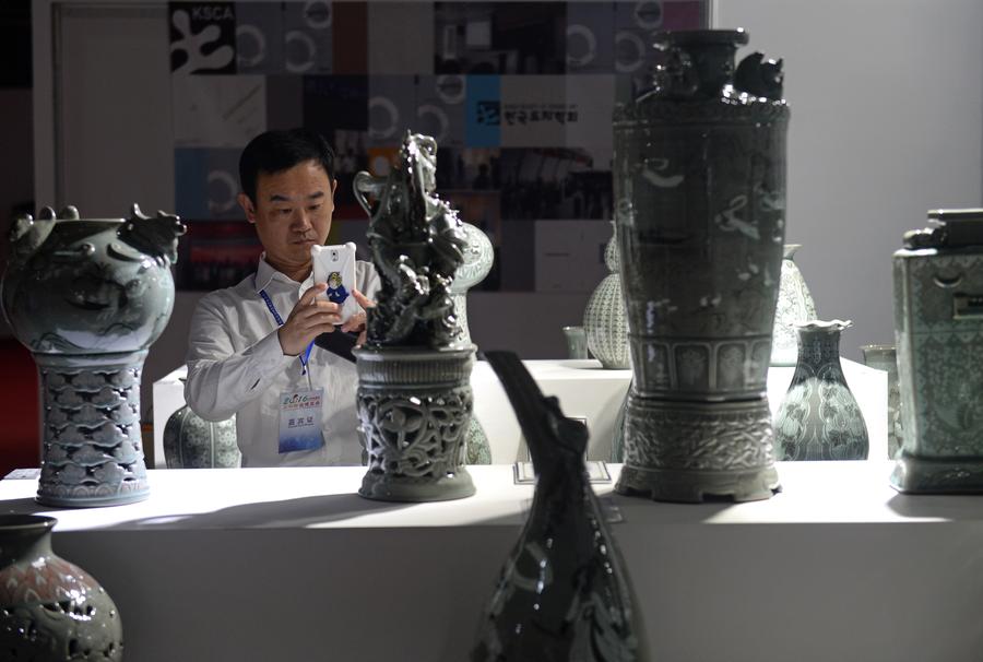 Visitors view ceramic craftworks in China Jingdezhen Int'l Ceramic Fair