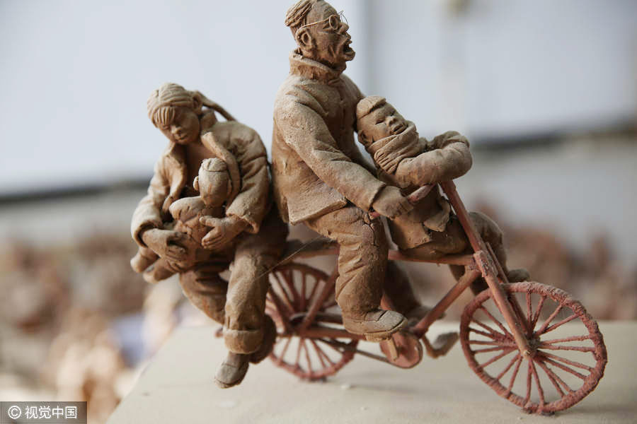 Artist in Xi'an keen on making clay sculptures