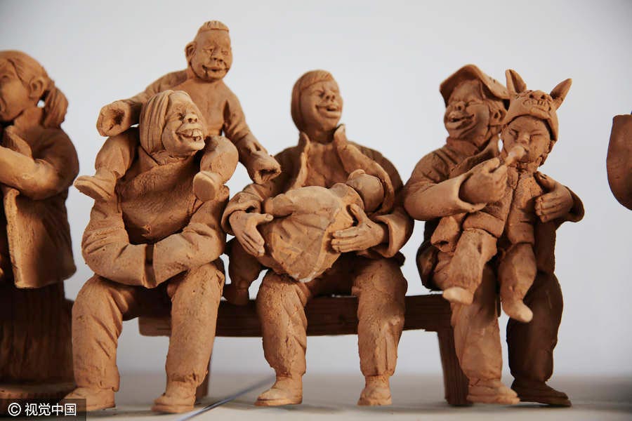 Artist in Xi'an keen on making clay sculptures