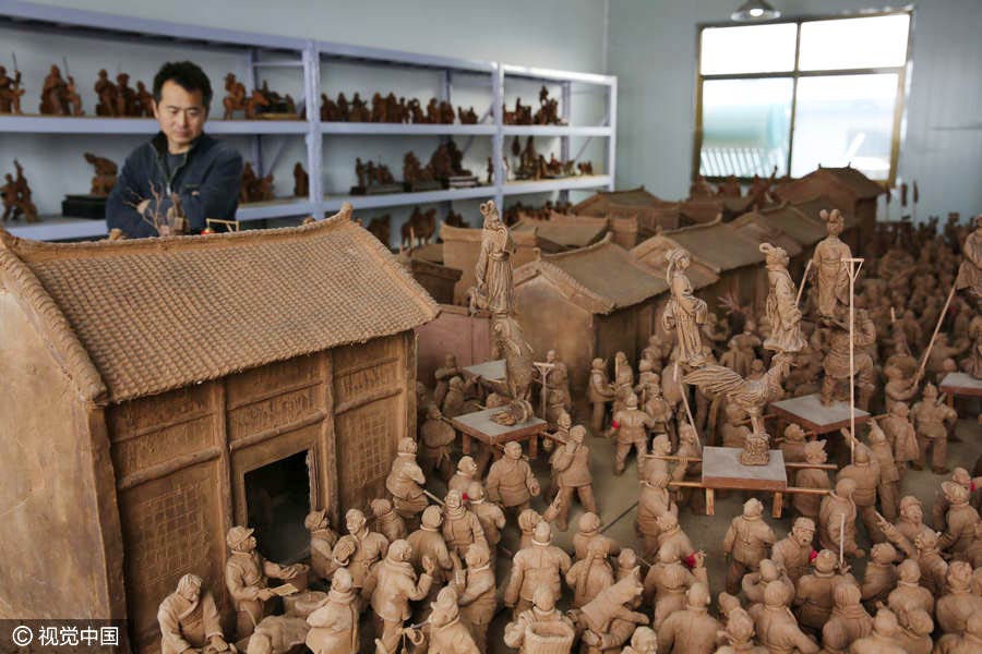 Artist in Xi'an keen on making clay sculptures