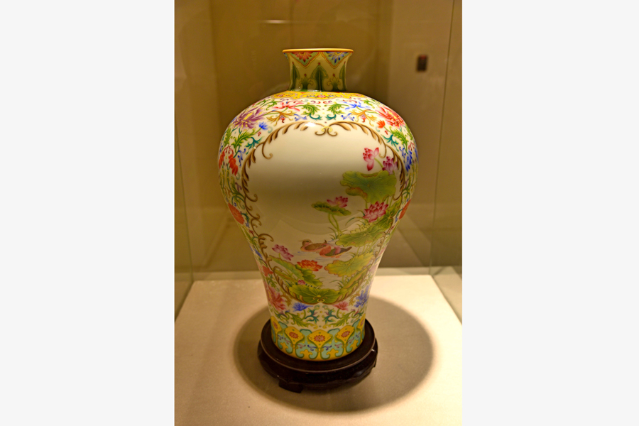 Enameled porcelain: Fine arts with royal style