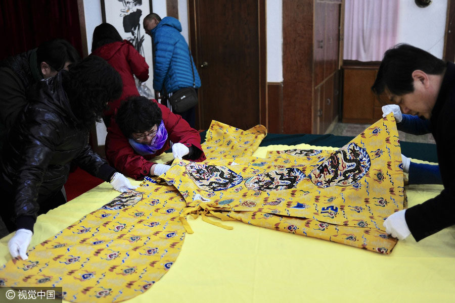 Replicas of ancient imperial robes revealed in Beijing