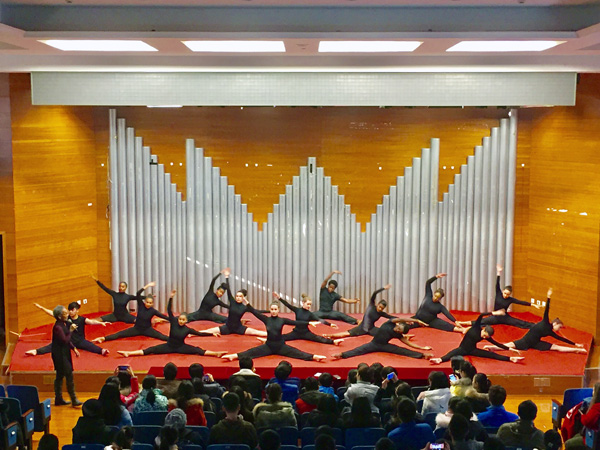 African-American college dancers engage Chinese students