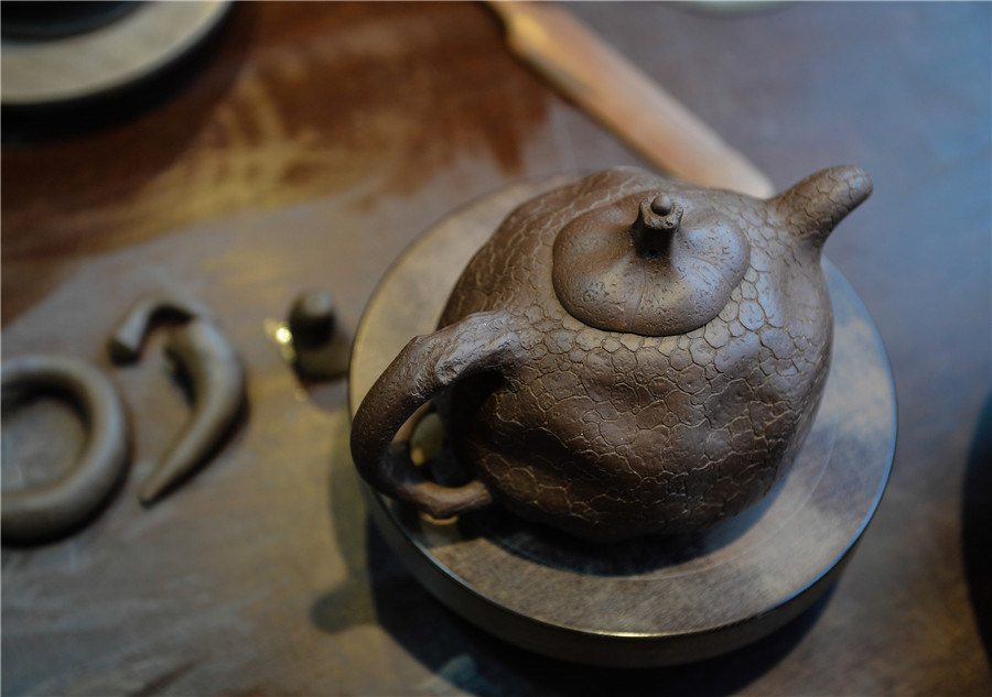 Inheritor preserves old tradition of making Yixing Zisha teapots