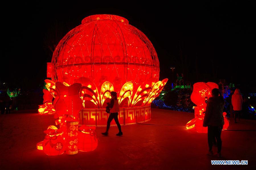 Festival lanterns lit up to greet upcoming Spring Festival in Henan