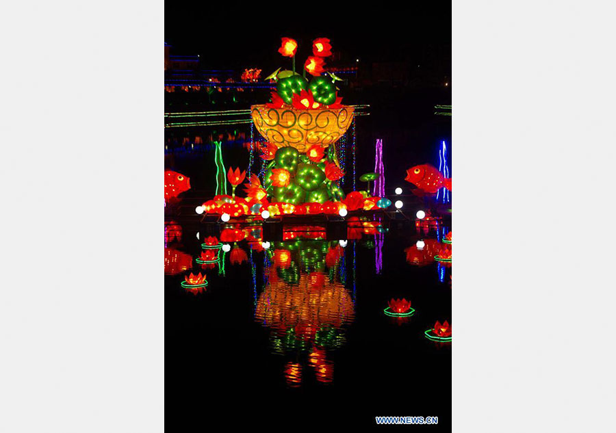 Festival lanterns lit up to greet upcoming Spring Festival in Henan