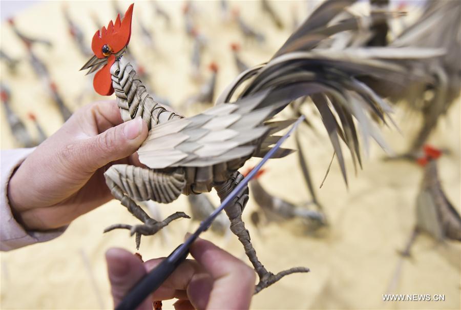 Chinese folk artist makes palm-plaited roosters to greet New Year