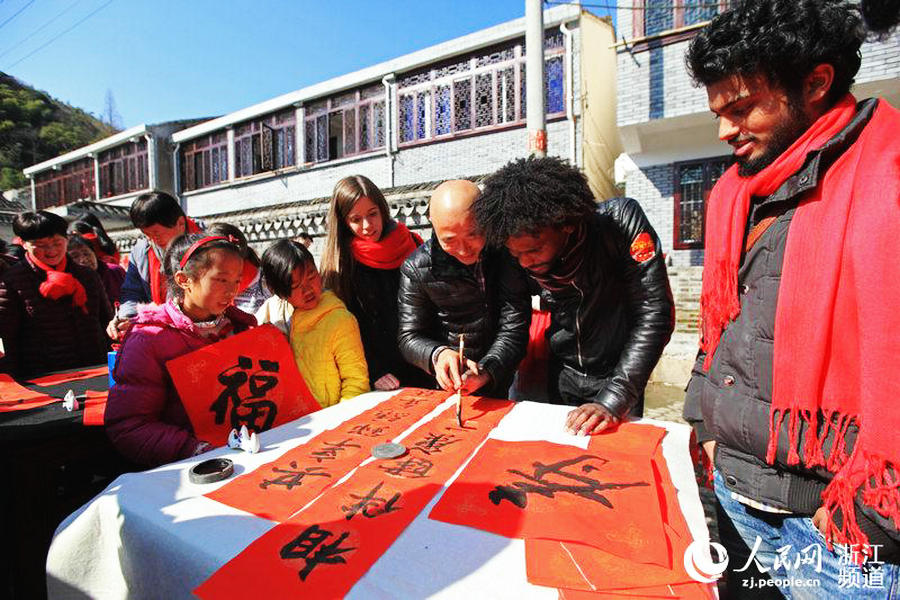 Foreigners experience Spring Festival in Ningbo