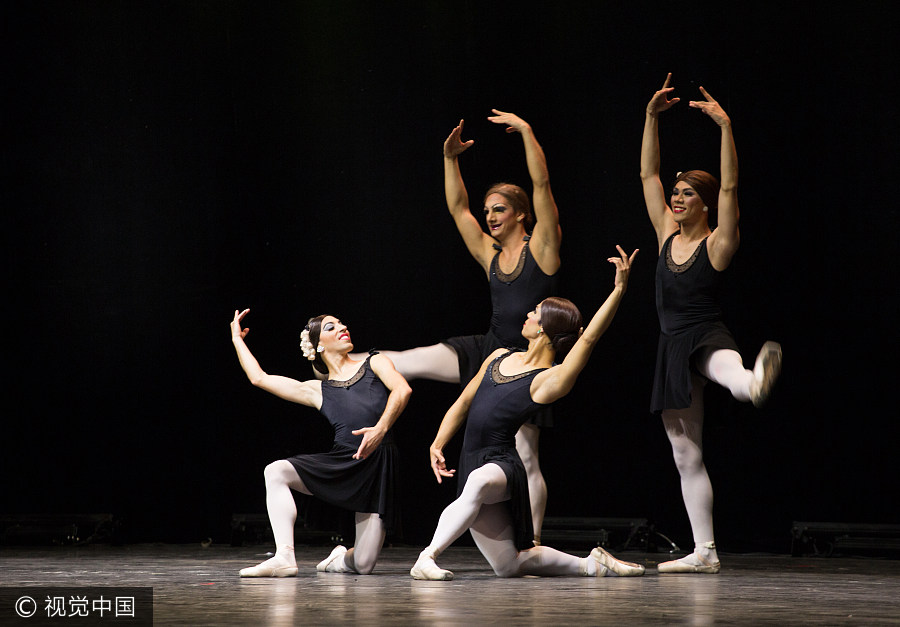 All-male comedy ballet thrills audience in Beijing