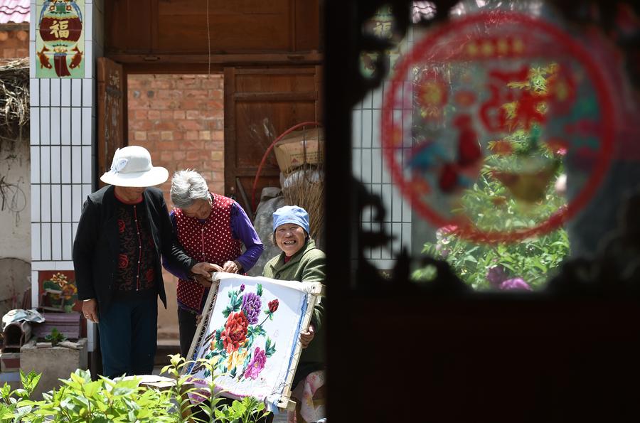 Intangible cultural heritage successor makes embroidery works