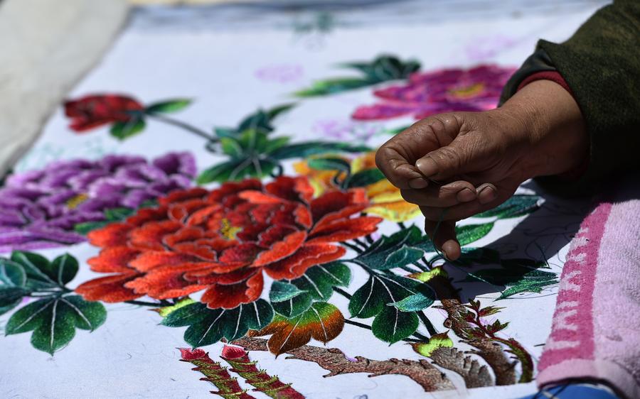 Intangible cultural heritage successor makes embroidery works