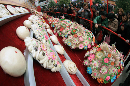 Floury flower buns