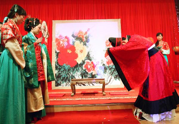 Traditional wedding with style of Han and Tang dynasties held in Luoyang, China's Henan