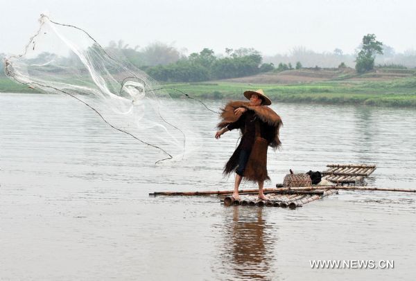 Traditional fishing activity atracts tourists in S China