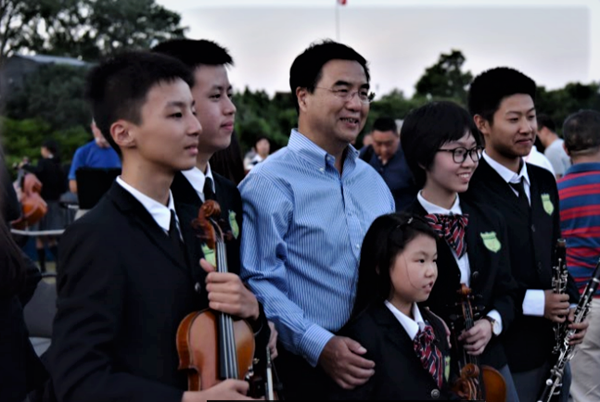 Chinese and Canadian teens celebrate friendship with concert