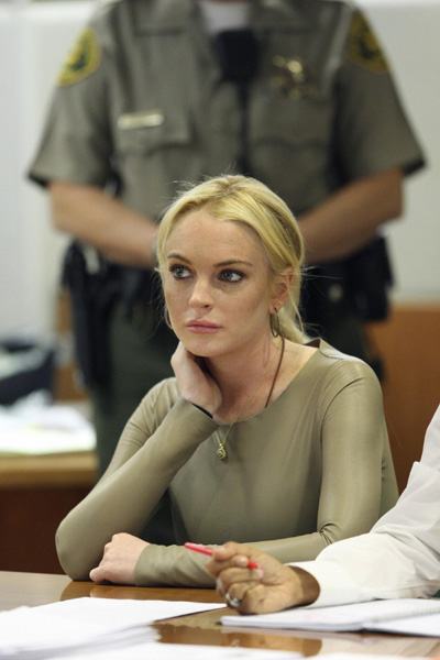 Judge delays jail sentence in Lohan theft case