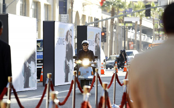 Hanks,Julia Roberts attend premiere of 'Larry Crowne' in Hollywood