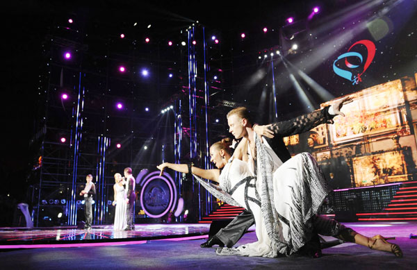 World university beach concert held in Shenzhen