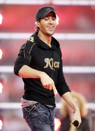 Enrique Iglesias performs at NFL half time