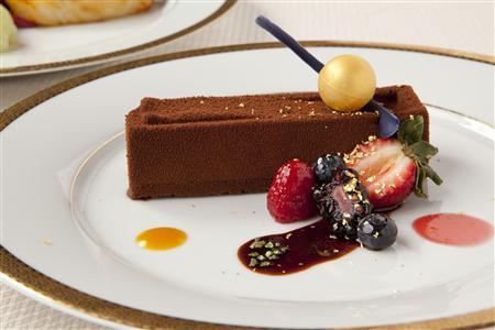 Golden Globe stars to dine on desserts of gold