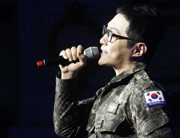 South Korean pop singers attend concert