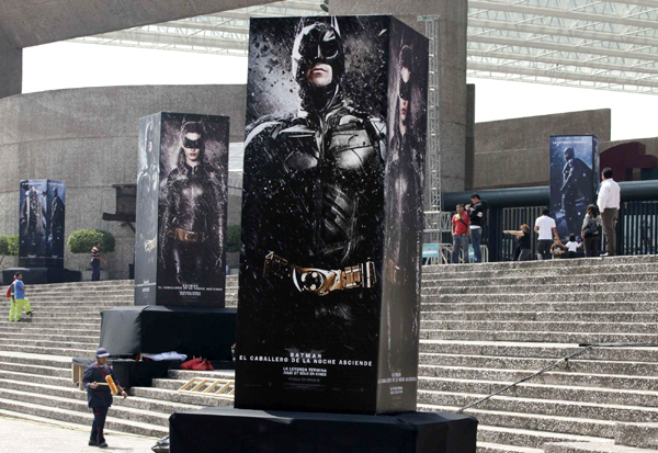 Fans of 'Dark Knight' wait for midnight premiere