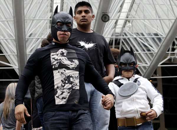 Fans of 'Dark Knight' wait for midnight premiere