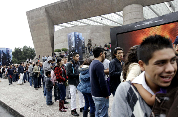 Fans of 'Dark Knight' wait for midnight premiere