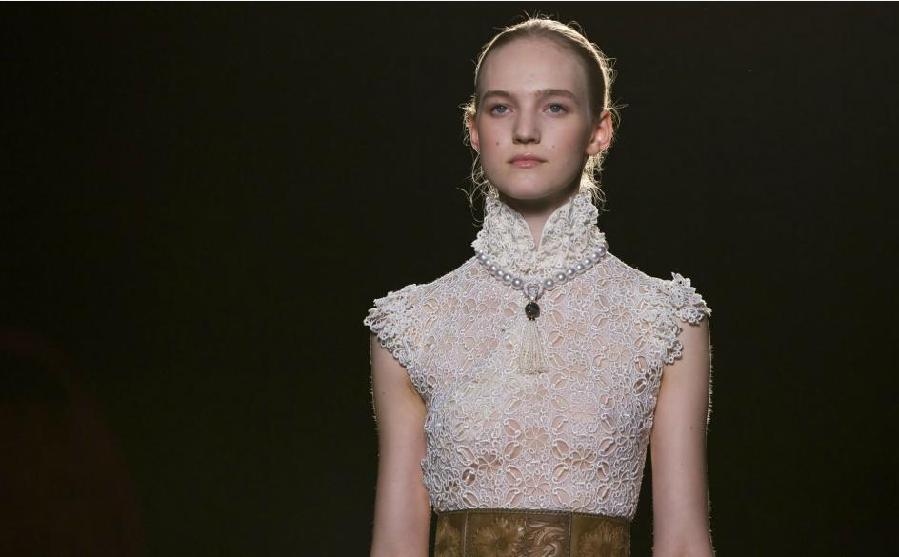 Chinese designer shows collection in Paris